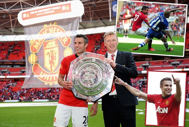 Van Persie Dua Golnya Beri Trofi Pertama untuk Moyes 